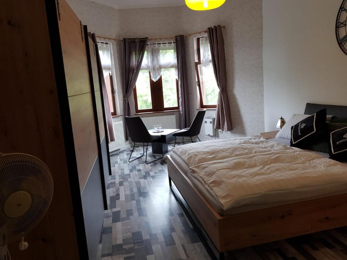 Hotelzimmer Im Alten Reihenhaus Auf Der Stadtmauer Bacharach Eksteriør billede
